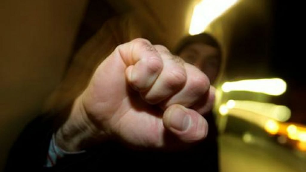 In Weißenfels sind in der Nacht von Donnerstag zu Freitag zwei Polizisten angegriffen worden. Die Polizisten setzten Pfefferspray ein.