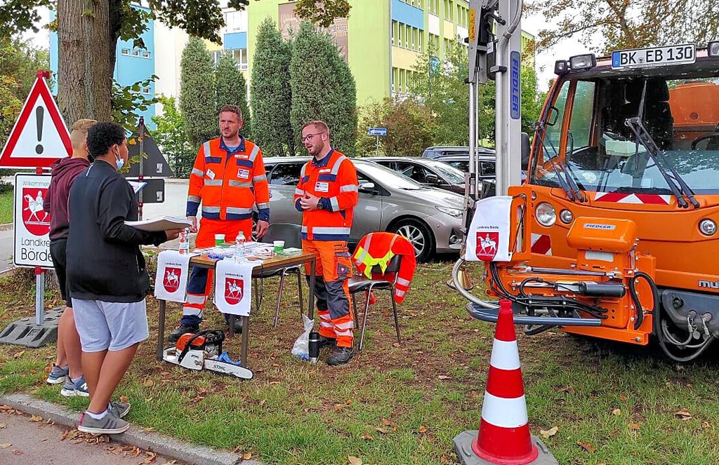 Die Straßenwärter des Landkreises Börde berichteten Interessenten von ihrer abwechslungsreichen Tätigkeit auf den Straßen des Kreises.