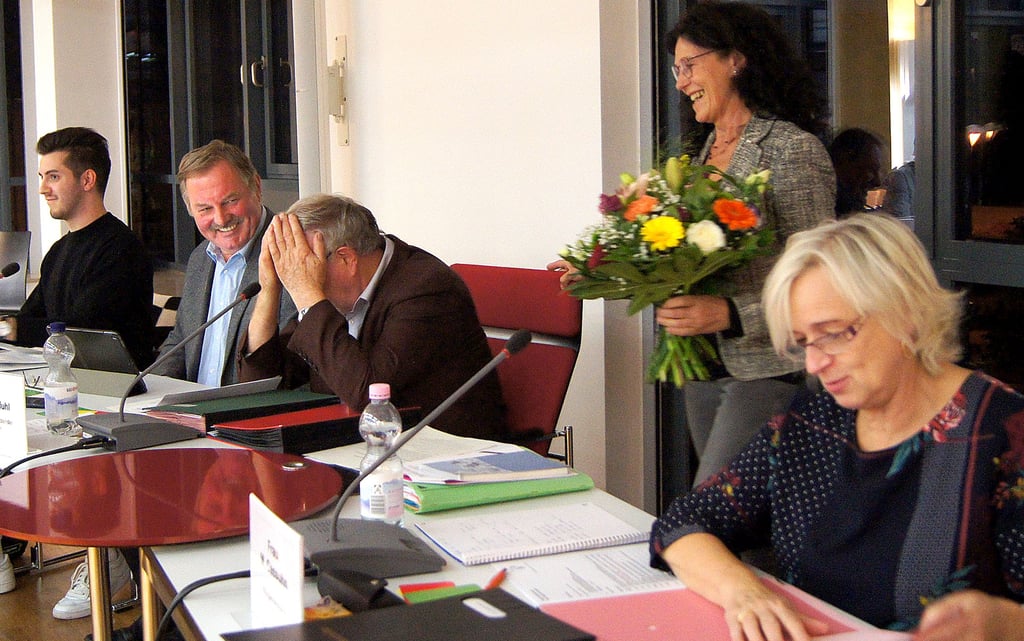 Beim Stadtratsvorsitzenden Heinz Maspfuhl entlädt sich die Anspannung: Als er sein Amt behält und Waltraud Wolff mit Blumen gratuliert, kann er die Tränen nicht zurückhalten. Kontrahent Fritz-Georg Meyer (links daneben) kann mit dem Ergebnis gut leben.