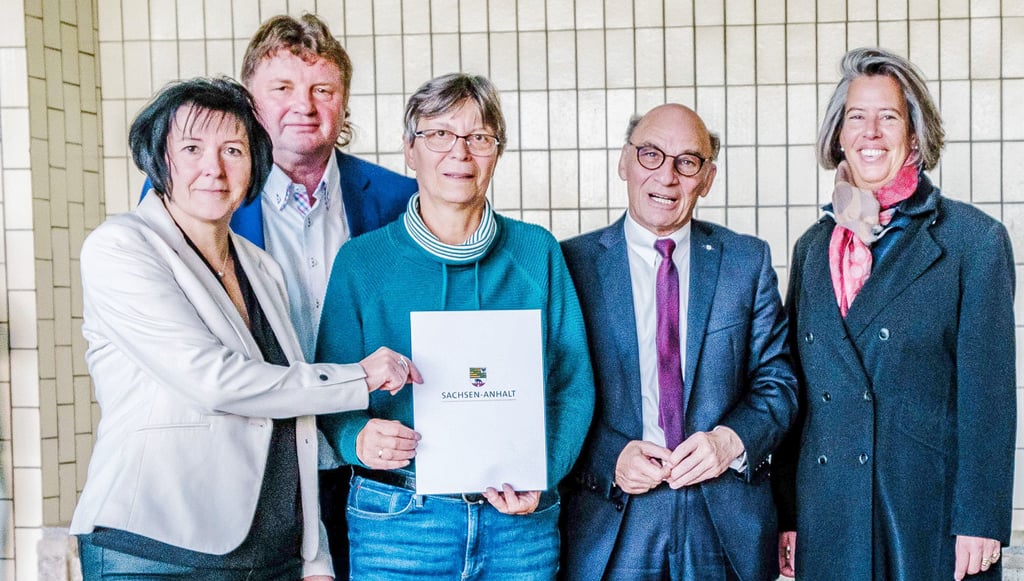 Direkt am Beckenrand übergab die Landesministerin für Inneres und Sport,Tamara Zieschang (r.), den Umschlag mit dem offiziellen Bescheid.
