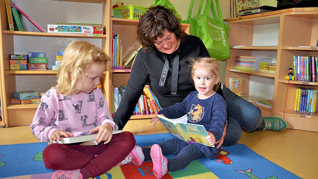 Als Sprach-Kita besitzt die Kita „Benjamin Blümchen" seit Ende 2021 eine Bibliothek, die Katrin Griebner als zusätzliche Fachkraft des Programms betreut. Hier hatte sie Besuch von Bonnie (l.) und Laura.