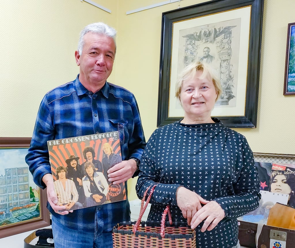 Ulrich Hartleb und Sigrid Skudlik haben mit ihren Erinnerungsstücken die Ausstellung bereichert.