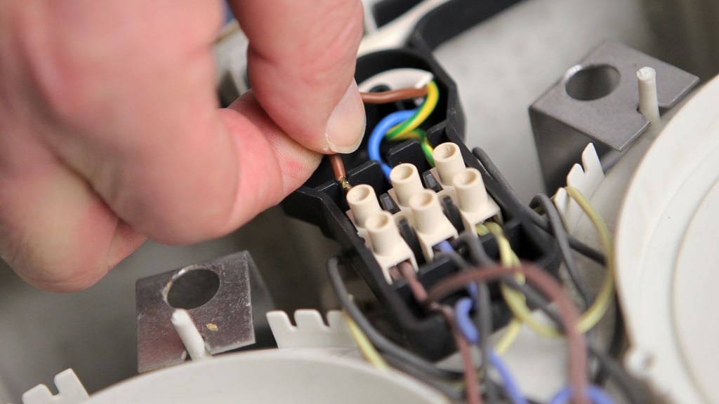 Reparaturen an Elektrogeräten sollten nur Personen mit den nötigen Vorkenntnissen durchführen - die Unfallgefahr ist hoch.