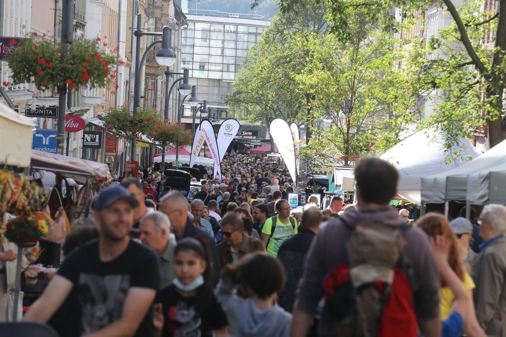 Zahlreiche Besucher laufen durch die Innenstadt beim 30. Geraer Höhlerfest.