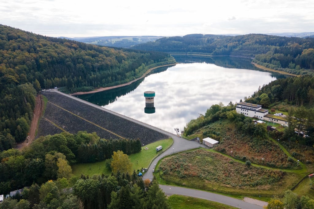 Der Wasserentnahmeturm im Stausee Lichtenberg.