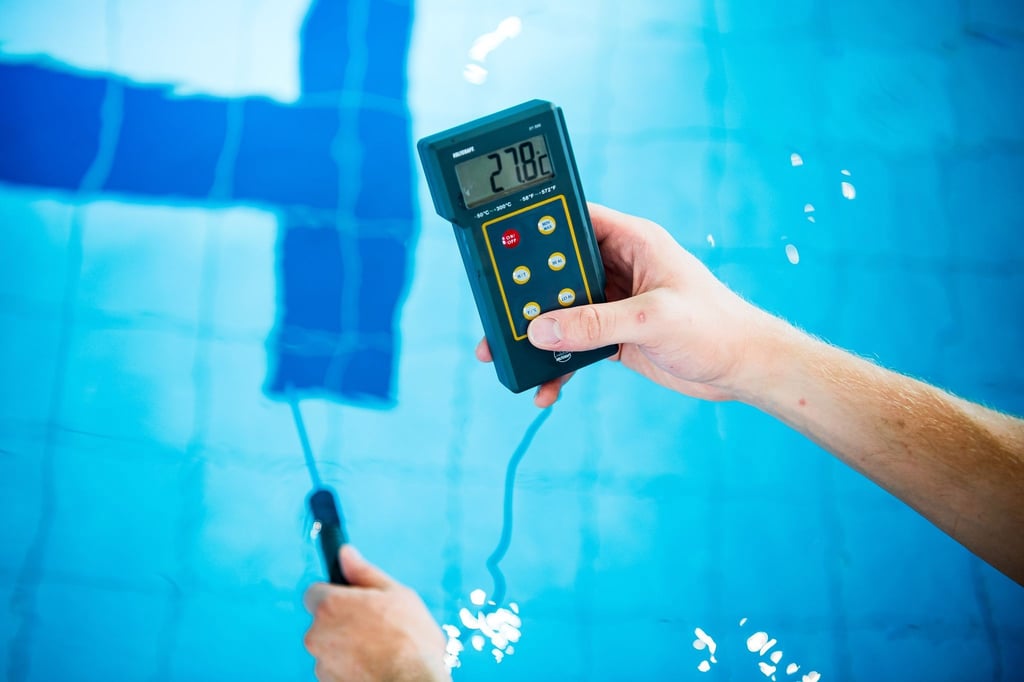 Die Temperatur vom Schwimmerbecken im Horner Bad wird gemessen.
