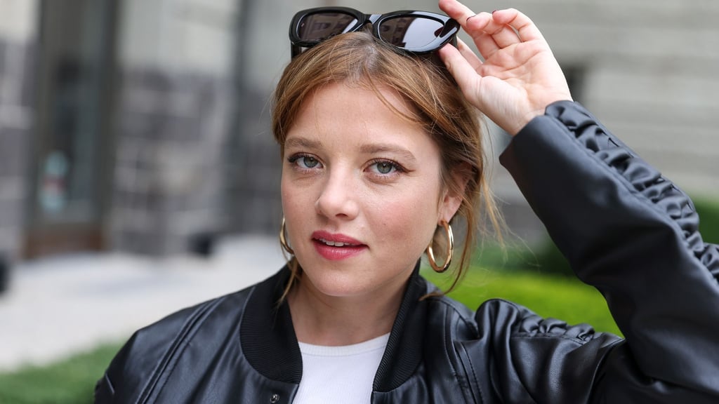 Jella Haase kommt zu der Show des Labels Kilian Kerner auf der Mercedes-Benz Fashion Week.