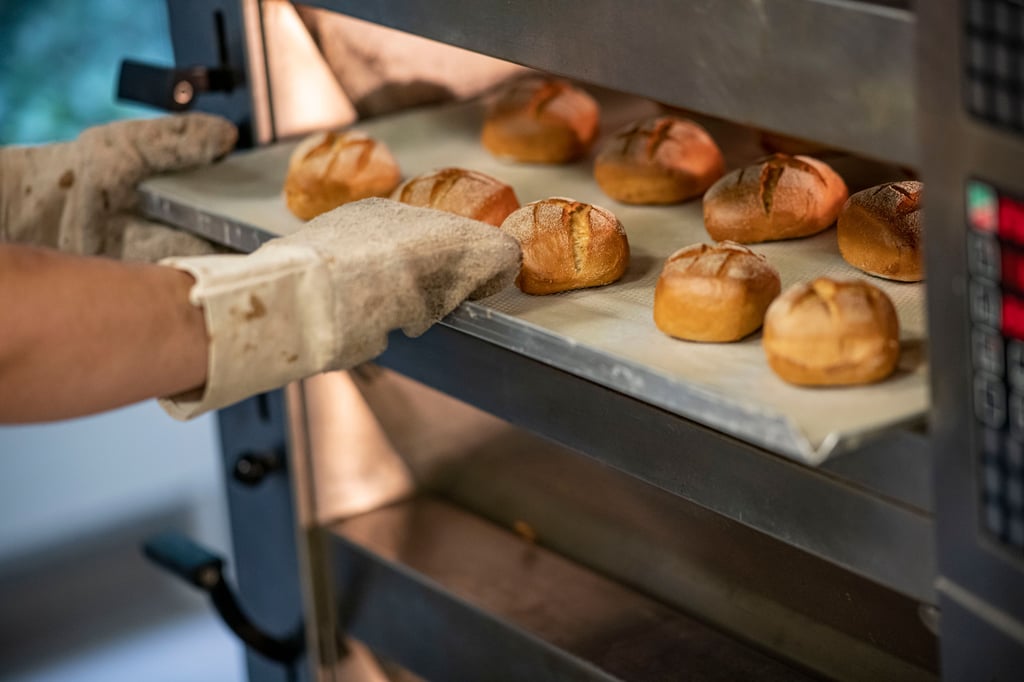 Brot und Brötchen werden angesichts der steigenden Lohnkosten sowie der steigenden Rohstoff- und Energiepreise deutlich teurer.