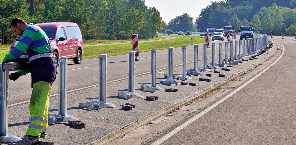 Der Mittelstreifen der B 188 zwischen Stendal und Tangermünde wird mit neuen Leitplanken versehen.