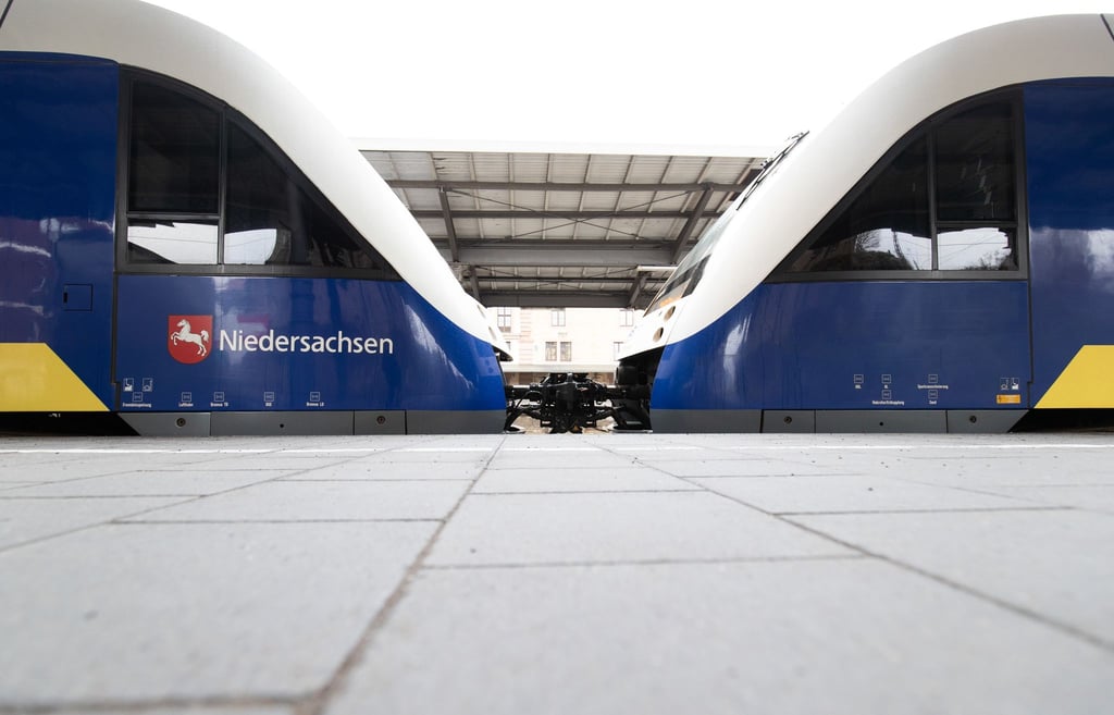 Triebwagen der NordWestBahn stehen auf einem Gleis im Hauptbahnhof von Osnabrück.