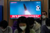 Ein Fernsehbildschirm zeigt ein Bild eines nordkoreanischen Raketenstarts in einer Nachrichtensendung im Bahnhof von Seoul.