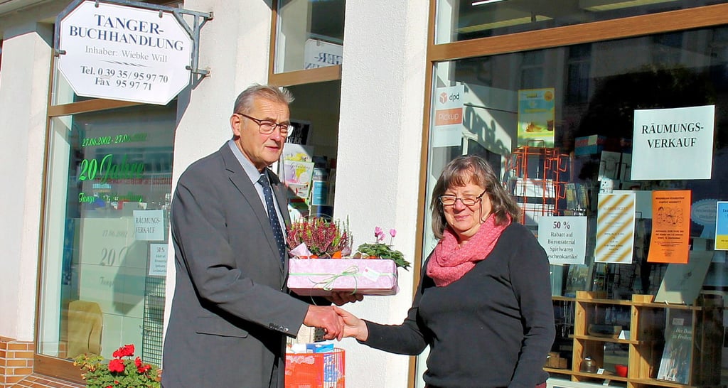 Gerhard Borstell bedankt sich mit einem Präsentkorb bei Wiebke Will.