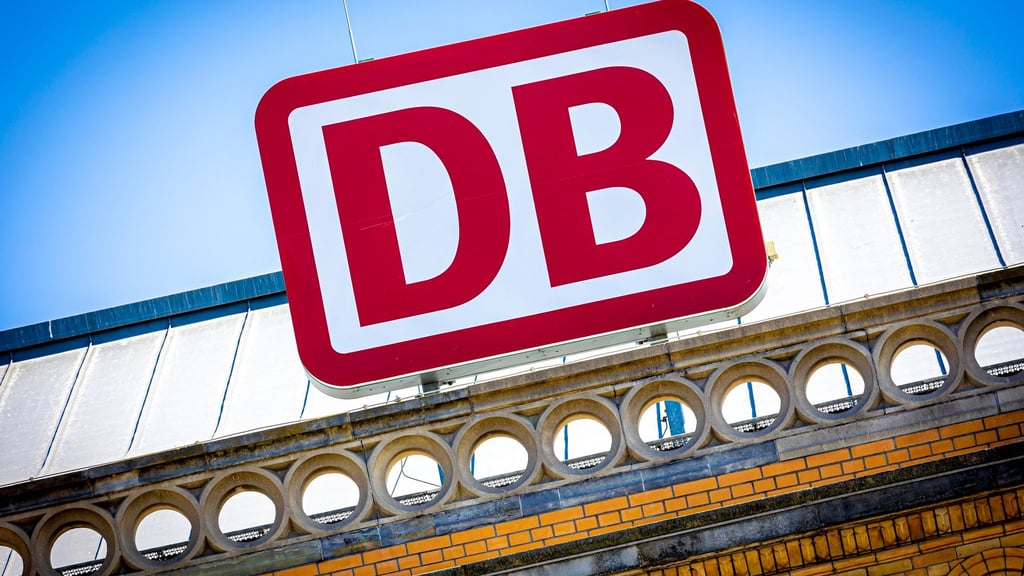 Bahnreisen im Fernverkehr werden ab Mitte Dezember um durchschnittlich fast fünf Prozent teurer.