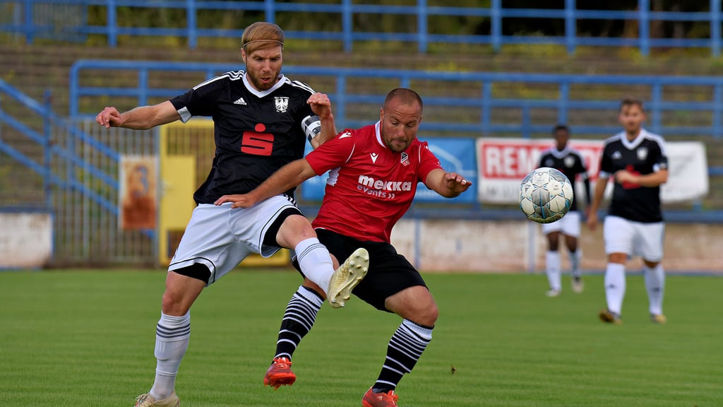 Nils Oliver Göres (rechts) trifft mit dem FSV Barleben heute Abend auf den 1. FC Lok Stendal. Der Anpfiff am Anger erfolgt um 19 Uhr. Bereits am Montag steht für den FSV dann die Auswärtsfahrt nach Farnstädt an.