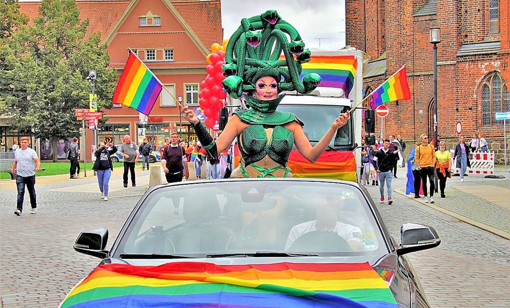 Christopher Street Day 2021: Travestie-Ikone Tatjana Taft war bei dem Umzug mit dabei.