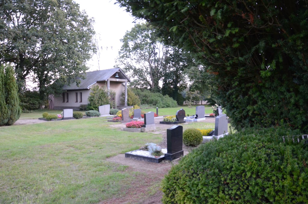 Der Ortschaftsrat in Packebusch beschäftigte sich mit der Friedhofssatzung und Friedhofsgebührensatzung für kommunale Friedhöfe und Trauerfeierhallen in der Einheitsgemeinde Kalbe. In Packebusch untersteht der Friedhof allerdings der Kirche. Allein die Trauerfeierhalle ist kommunal.