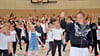 Mit einer bewegenden Vorstellung beendeten die 260 Uhlandschüler am Freitag eine Woche voller Tanz. Hannah und ihre Kolleginnen vom Projekt „wirbewegen.schule" aus Hamburg begeisterten damit Schüler wie auch deren Eltern und Großeltern, die den Höhepunkt in der Salzland-Sporthalle verfolgten.
