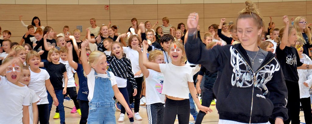Mit einer bewegenden Vorstellung beendeten die 260 Uhlandschüler am Freitag eine Woche voller Tanz. Hannah und ihre Kolleginnen vom Projekt „wirbewegen.schule" aus Hamburg begeisterten damit Schüler wie auch deren Eltern und Großeltern, die den Höhepunkt in der Salzland-Sporthalle verfolgten.