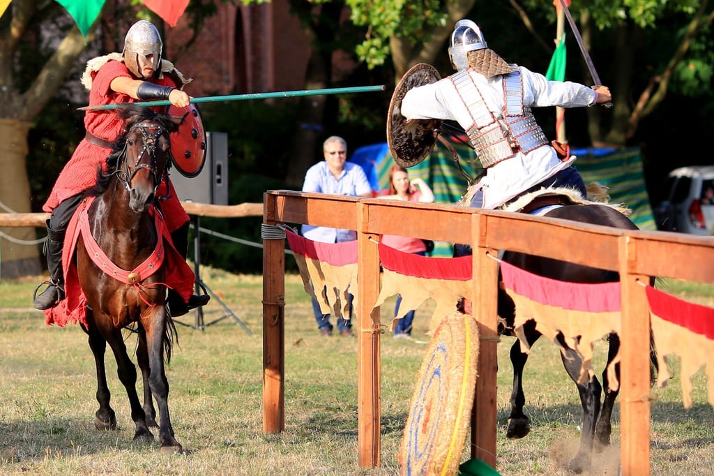 Mitwirkende einer Reitershow beim sechsten Kaiser-Otto-Fest in Magdeburg im Jahr 2016.