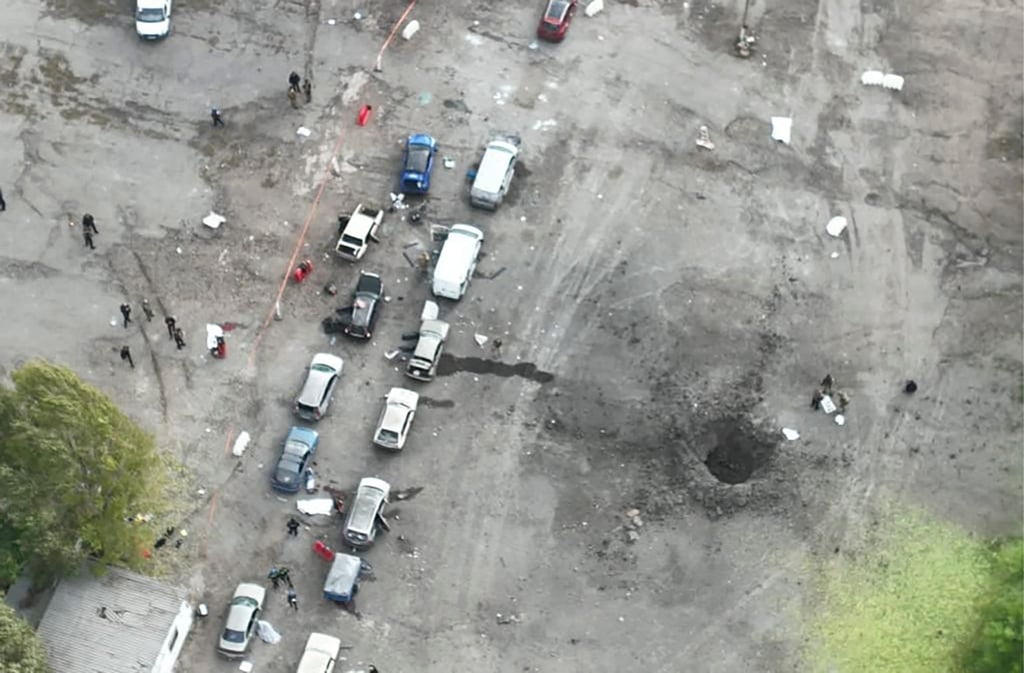 Der Krater des Raketenangriffs neben dem zivilen Autokonvoi in Saporischschja.