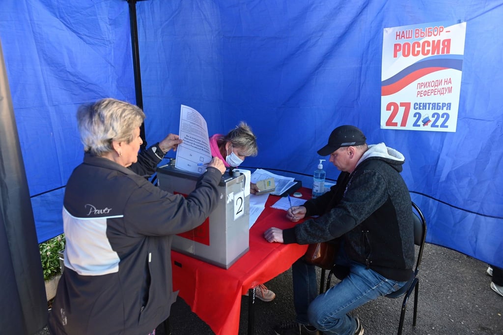 Stimmabgabe während des Scheinreferendums in der ukrainischen Region Donezk. Der Kreml hat eine rasche Annexion der Gebiete angekündigt.