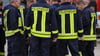Feuerwehrleute nehmen an einer Einsatzbesprechung teil.