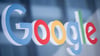 Ein Schriftzug mit dem Logo von Google klebt im Pressezentrum der Koelnmesse auf einer Glasscheibe.