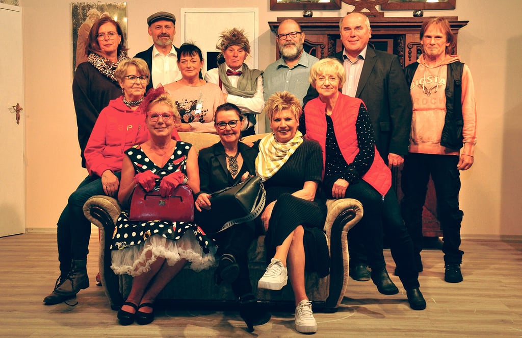 Sie gehören zum Mühlentheater: Auf der Couch von links Renate Kleszcz, Heike Peyer und Heike Rix , mittlere Reihe von links Rosita Schwanke, Angelika Loleit und Monika Knappe, hinten von links Andrea Lange, Uwe Perlitz, Uwe Wienroth, Ingo Schulze, Joachim Fricke und Uwe Karnstedt.