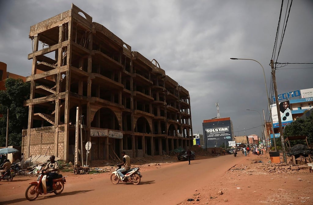 Nur wenige Menschen wagen sich am Freitag auf die normalerweise belebten Straßen von Burkina Fasos Hauptstadt Ouagadougou. Anwohner berichten, dass am frühen Morgen Schüsse fielen und der staatliche Rundfunk nicht mehr zu empfangen war.
