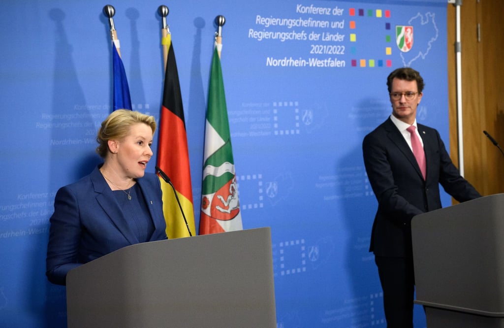 Franziska Giffey (l, SPD), Regierende Bürgermeisterin von Berlin, äußert sich bei einer Pressekonferenz.