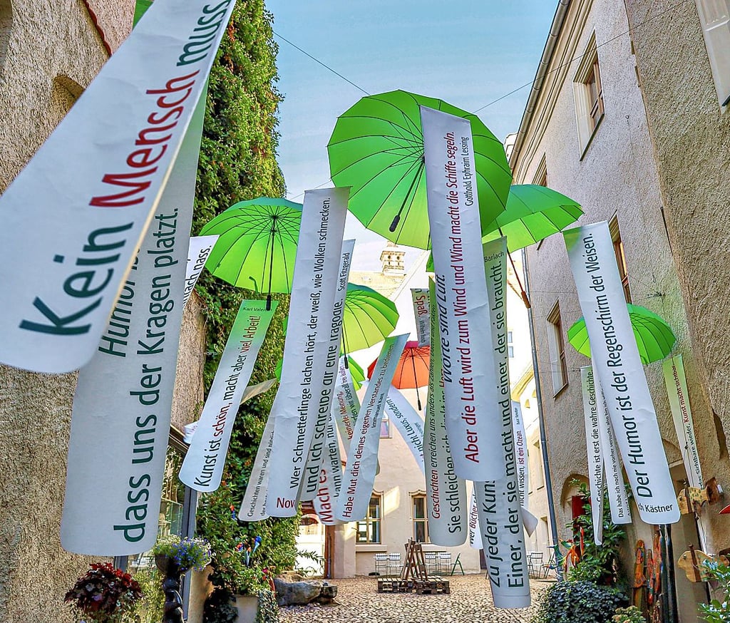 15 große Schirme mit literarischen Zitaten. Diese Installation im Kunsthof, Markt 4, in Wittenberg ist ein Beitrag zu den Landesliteraturtagen. Sie weist aber auch auf die Ausstellung „Beschirmt“ der Künstler des Kunsthofes hin.