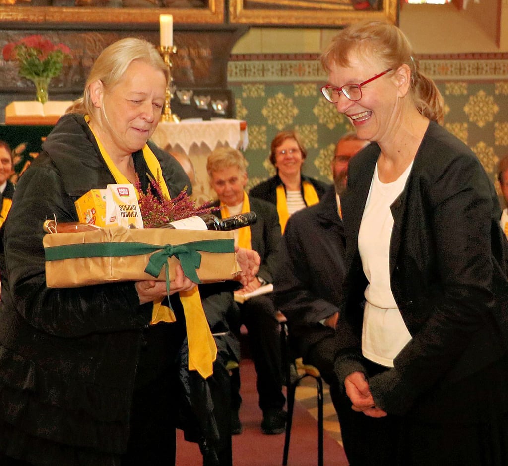 Seit nunmehr 30 Jahren arbeitet Eva-Maria Glüer (r.) aus Labrun als Kantorin in der Elbaue. Im Psalmenkonzert in Prettin hat ihr Pfarrerin Viola Hendgen dazu gratuliert.