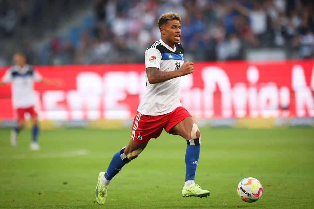 Ransford-Yeboah Königsdörffer spielt den Ball.