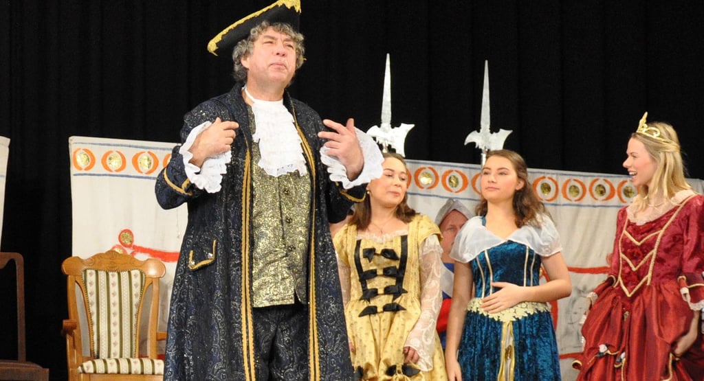 Das Genthiner Amateurtheater spielt beim Stadtfest in Genthin auf der Straße.