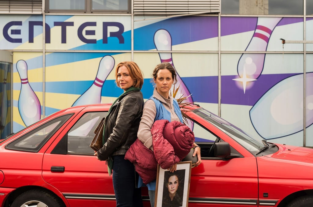 Die Gerichtsvollzieherin Billy Kuckuck (Aglaia Szyskowitz, l) und Schuldnerin Jule Hellwig (Anja Knauer), die in ihrem Auto wohnt.