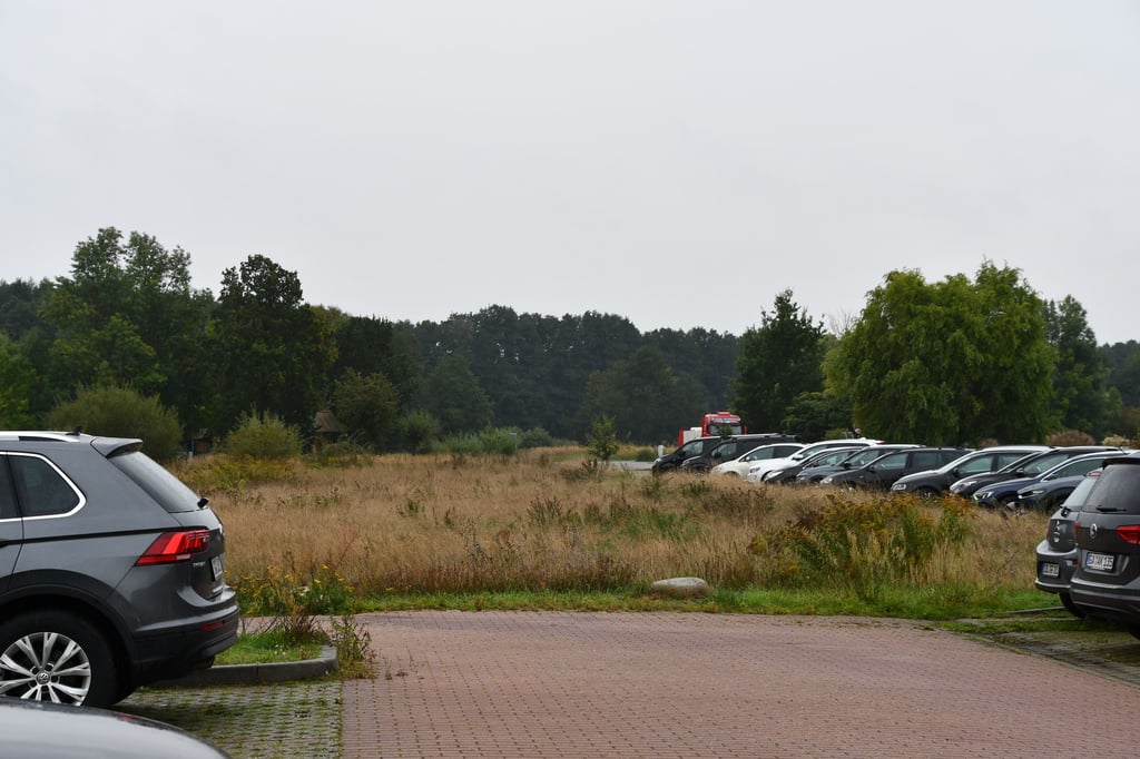 Der Parkplatz am Altmark-Klinikum in Gardelegen. Die große Freifläche soll Standort eines Neubauprojektes der Salus gGmbH, Träger des Klinikums, werden.
