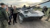 Verteidigungsministerin Christine Lambrecht (SPD, 3.v.l) besichtigt mit ihrem ukrainischen Amtskollegen Olexij Resnikow (l) eine Verteidigungsstellung außerhalb von Odessa und lässt sich einen von den Russen erbeuteten Panzer zeigen.