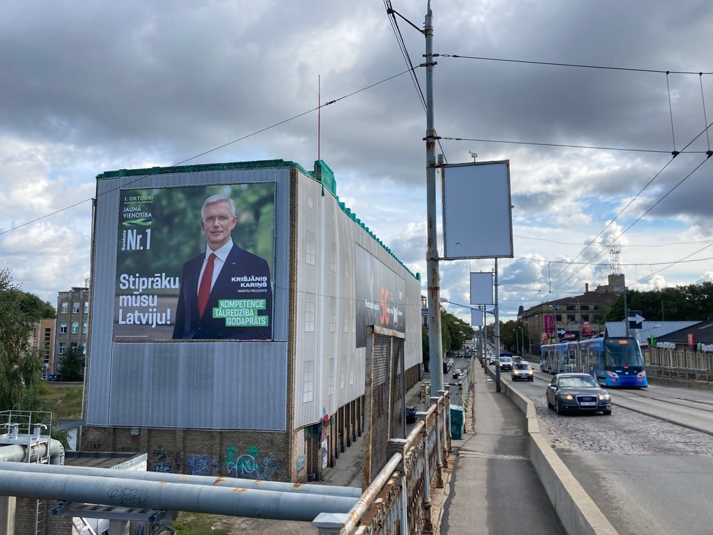 Ein riesiges Wahlplakat der liberalkonservativen Regierungspartei Jauna Vienotiba mit einem Porträt von Ministerpräsident Krisjanis Karins in der Hauptstadt Riga.