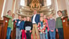 Jan Grenner mit Schülern der  5e des Domgymnasiums bei einem kürzlichen Besuch der Hildebrandtorgel. 