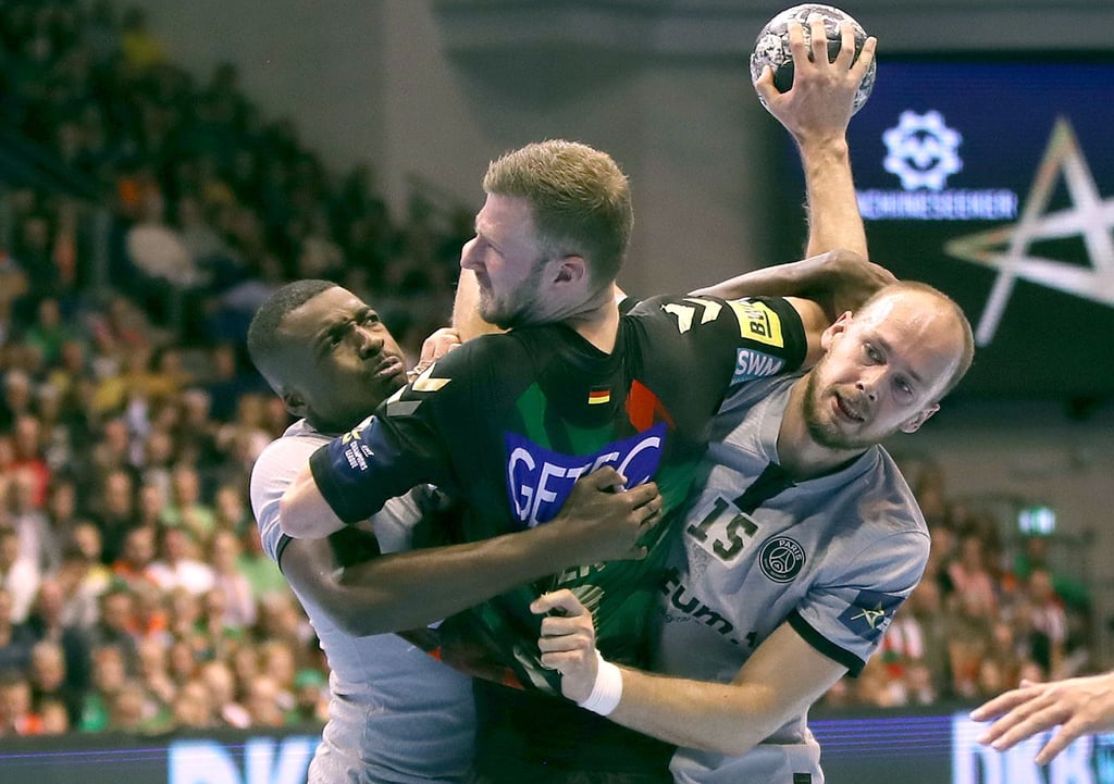Philipp Weber stemmt sich gegen die Niederlage, wird hier von Sadou N'Tanzi (l.) und Henrik Toft Hansen in die Zange genommen.