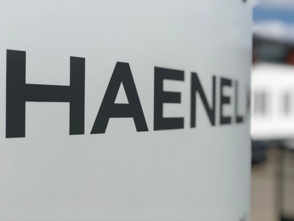 Auf einem Schild vor der Firmenzentrale steht der Name des Thüringer Waffenherstellers C.G.Haenel.