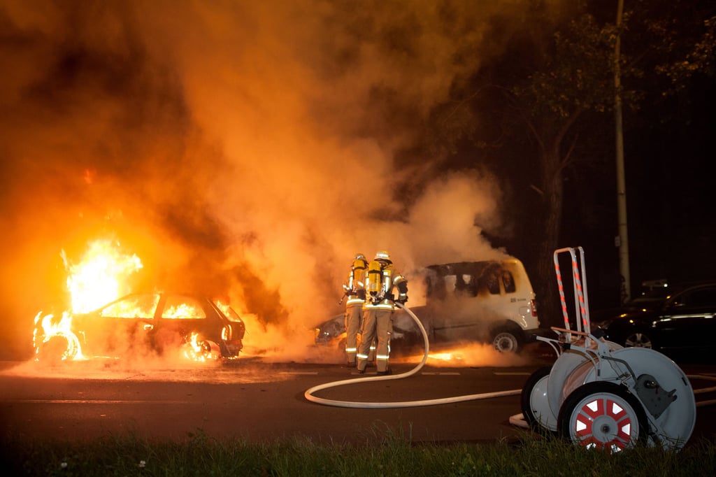 Erneut ist Halles Feuerwehr zu Pkw-Bränden gerufen worden.