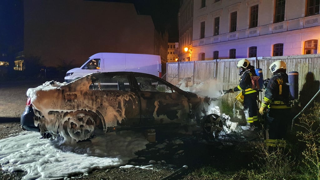 Der Mercedes brannte vollständig aus.