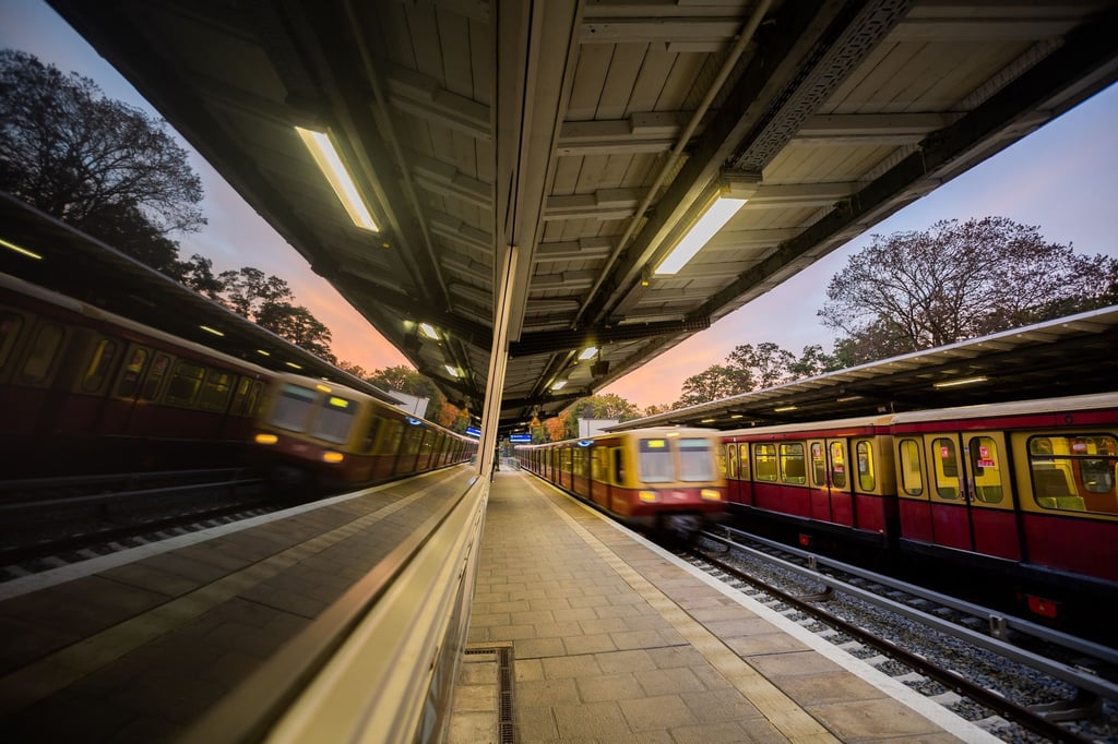 Eine S-Bahn fährt am Morgen am Bahnhof Berlin-Grünau ein.