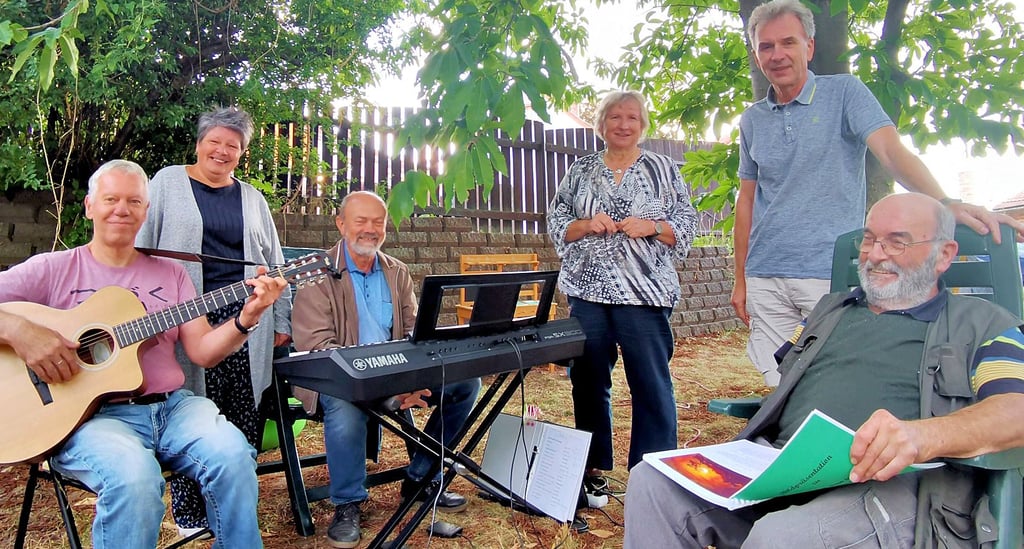 Unter der Kastanie am Waldhof in Blankenburg traf sich Jürgen Engelmann mit seinen Freunden Holger Kleinbauer, Sabine Wilken, Martin Unglaub, Gesine Biber-Herwig und Dieter Sommer (von rechts) zu den Proben. Am 19. Oktober laden sie zu einer Lesung mit Musik und Fotos in die Lutherkirche ein.