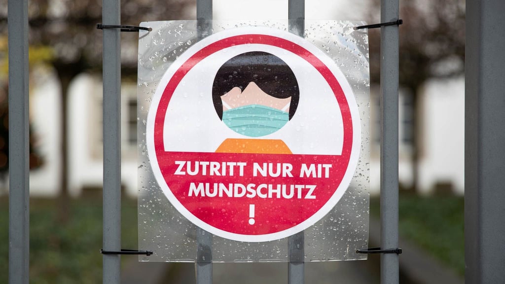 Im gesamten Ameos-Klinikum ist eine FFP2-Maske für Besucher verpflichtend.