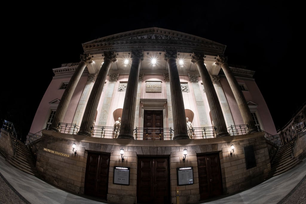 Hell erleuchtet ist der Eingangsbereich der Staatsoper unter den Linden.