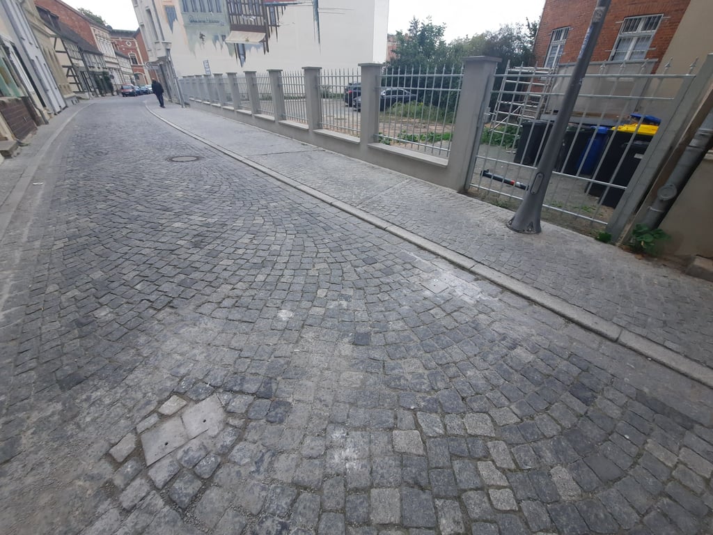 Sackgasse Hallstraße: Die Poller, die die Zufahrt zum Markt in Stendal versperren sollen, wurden herausgerissen.