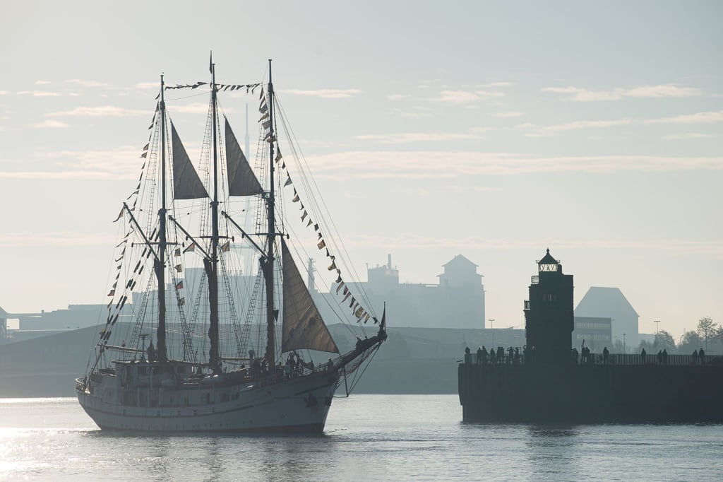 Das Segelschiff "Großherzogin Elisabeth" und andere Schiffe nehmen an einer Bootsparade teil.