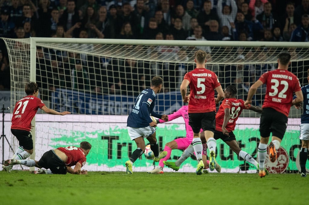 Ransford-Yeboah Königsdörffer (M) erzielte den entscheidenden Treffer für den Hamburger SV.